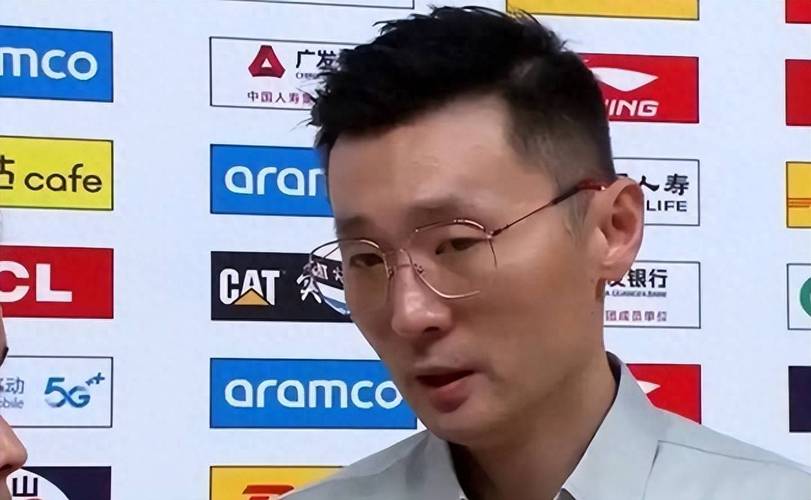 往伤口上撒盐！山东大胜新疆，于德豪回击刘炜，多次庆祝引爆全场