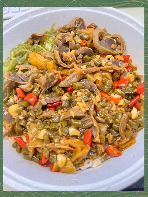 自制酸菜炒鸡鹅杂，酸辣爽口很下饭，苗大姐三大碗米饭吃下去