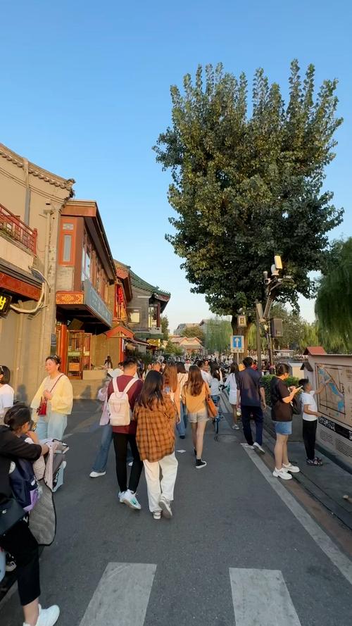 北京什刹海，大街上看到这样的场景