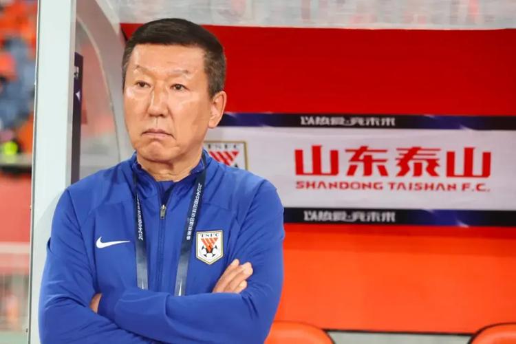 山东泰山主教练崔康熙与球队合同到期，崔康熙去留引关注！