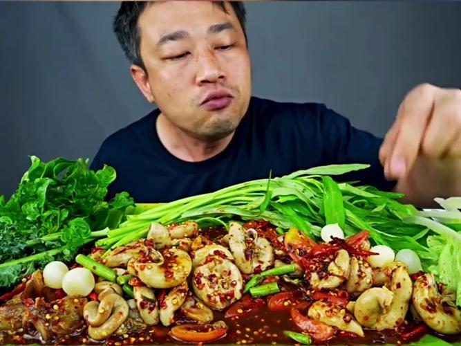 泰式户外吃播，大叔一人食，炖牛肉汤面、蒸肉、蒸筋腱肉
