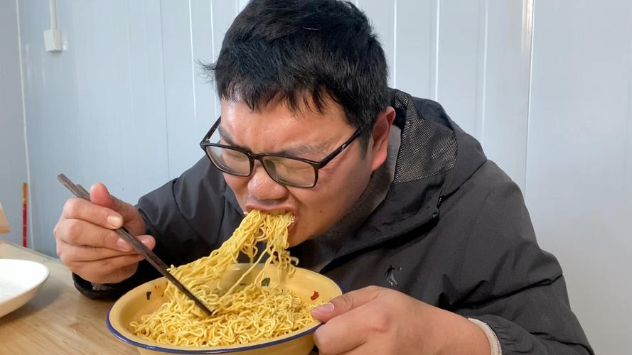 这下真火了！中国泡面风靡部落，抢着吃拿羊换，吃肉都没见这么香