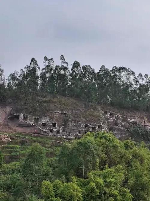 重庆长江边发现大型石屋群，墙壁上惊现神秘符号，至今无人能破解
