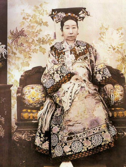 探陕西女首富周莹墓，她竟被慈禧认作义女，117年后墓地现状如何