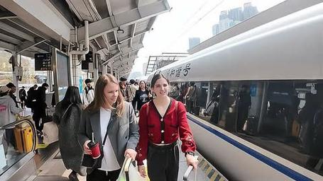 韩国留学的妹妹第一次坐中国高铁，对比韩国高铁有啥区别？