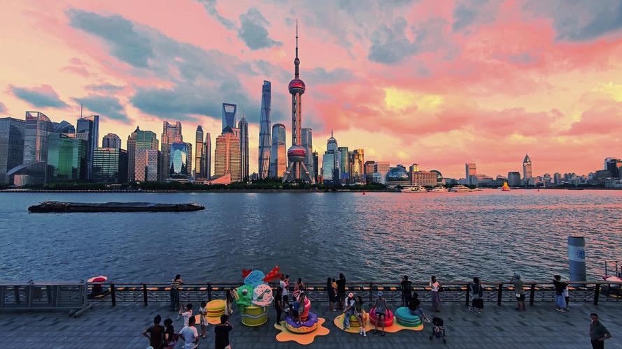 魔都上海的北外滩在夕阳下更加格外的灿烂